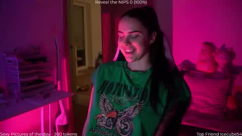 Naomi online show from December 2025 07:42:01 PM