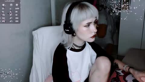 pronoun she. name Mary. age 21. online show from November 2025 04:49:01 PM