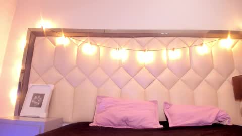 scarlethbigbug online show from February 2026 12:00:01 PM