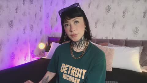 Scolw  online show from November 2025 08:42:02 PM