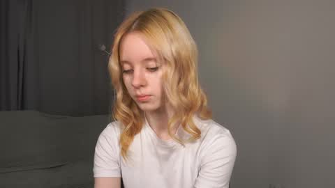 Snapshot of seebunny chatting on June 2026 04:18:01 PM See Its honey bunny im Lana online show from June 2026 04:18:01 PM