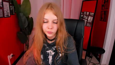 Snapshot of selen_hells_weet chatting on September 2025 06:53:02 PM Selena online show from September 2025 06:53:02 PM