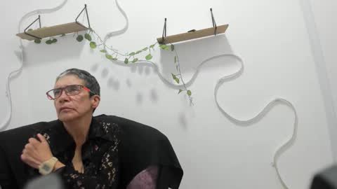 Selena online show from November 2025 06:56:02 PM