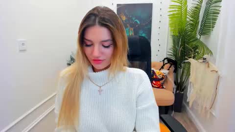 selenaemoore online show from November 2025 08:22:02 PM