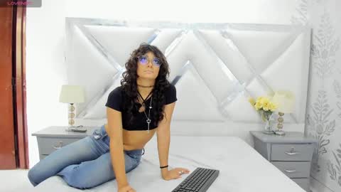 Selena reyess online show from September 2025 08:24:01 PM