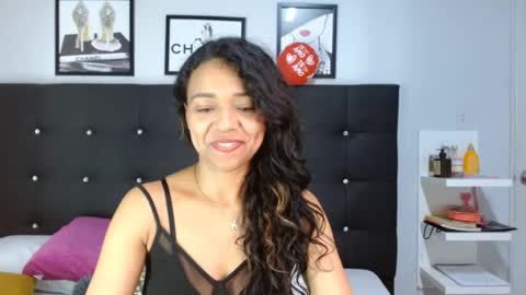Snapshot of selene_bubble chatting on April 2026 09:39:33 PM Selene online show from April 2026 09:39:33 PM