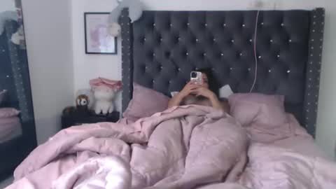 sararoussee online show from February 2025 06:58:01 PM