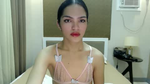 Snapshot of servicedoll18 chatting on October 2025 05:42:01 PM Bella online show from October 2025 05:42:01 PM