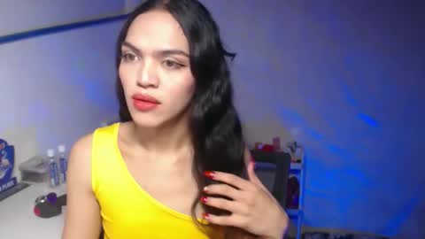 Bella online show from November 2025 05:04:01 PM