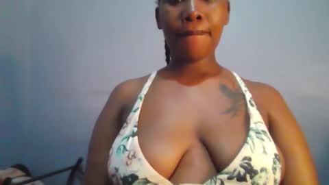 Snapshot of sexie_curvie chatting on September 2025 04:16:02 AM Maggie online show from September 2025 04:16:02 AM