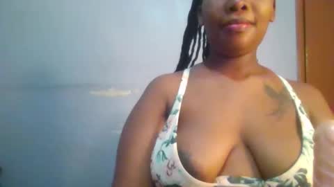 Snapshot of sexie_curvie chatting on October 2025 06:12:02 AM Maggie online show from October 2025 06:12:02 AM