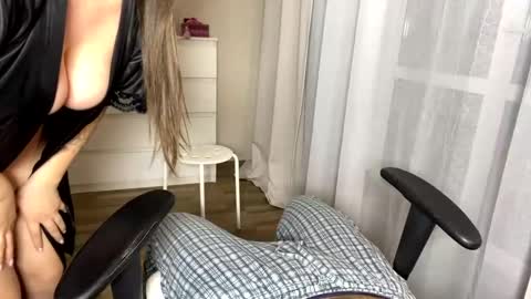 My name is Mia whats yours online show from December 2024 03:37:01 PM