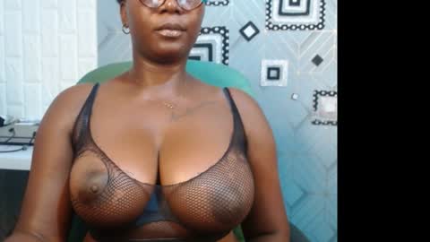 Snapshot of sexy_pearl12 chatting on December 2024 06:46:02 PM zoe online show from December 2024 06:46:02 PM