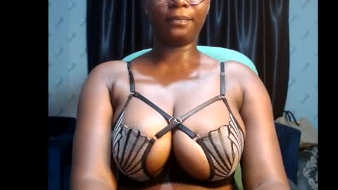 Snapshot of sexy_pearl12 chatting on February 2025 06:05:01 PM zoe online show from February 2025 06:05:01 PM