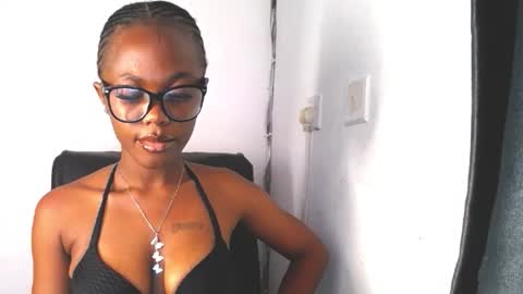 Snapshot of sexy_slimebony chatting on October 2025 01:24:02 AM Rae online show from October 2025 01:24:02 AM