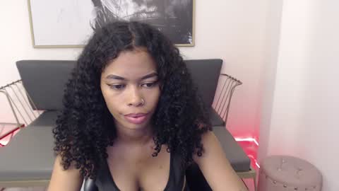 Snapshot of shenna_brunette_ chatting on December 2024 04:38:02 PM Shenna online show from December 2024 04:38:02 PM