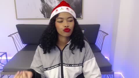 Snapshot of shenna_brunette_ chatting on December 2024 01:05:02 PM Shenna online show from December 2024 01:05:02 PM