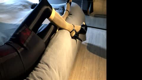 Snapshot of shiny_layered_doll chatting on March 2026 02:30:01 PM Pantyhose-Doll online show from March 2026 02:30:01 PM