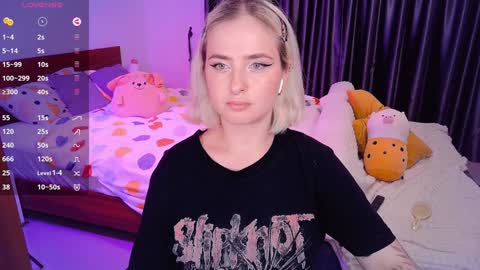 Snapshot of shyfoxxxy chatting on December 2024 07:01:02 PM Effie online show from December 2024 07:01:02 PM
