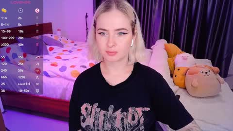 Snapshot of shyfoxxxy chatting on December 2024 08:22:01 AM Effie online show from December 2024 08:22:01 AM