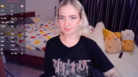 Snapshot of shyfoxxxy chatting on December 2024 09:51:01 AM Effie online show from December 2024 09:51:01 AM