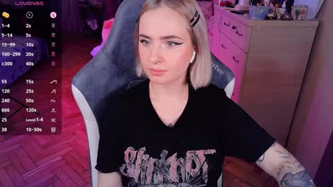Snapshot of shyfoxxxy chatting on January 2025 03:32:02 PM Effie online show from January 2025 03:32:02 PM