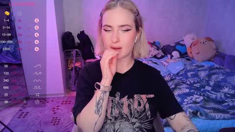 Snapshot of shyfoxxxy chatting on February 2025 08:57:01 PM Effie online show from February 2025 08:57:01 PM