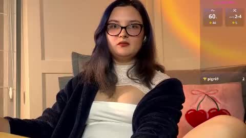Snapshot of shylittlemouth chatting on June 2026 07:05:01 PM Vanessa online show from June 2026 07:05:01 PM