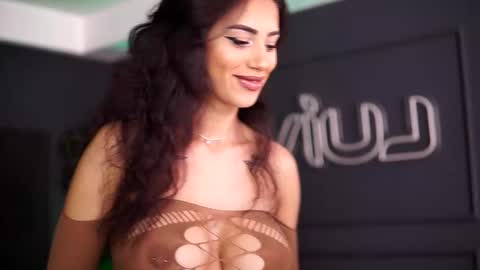 Sienna online show from October 2025 09:54:02 AM