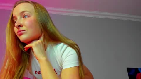 Mila online show from November 2025 08:31:02 AM