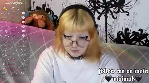 Mia online show from September 2025 02:00:02 AM