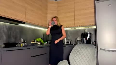 Snapshot of simply_sasha chatting on June 2026 08:27:02 AM A present for me online show from June 2026 08:27:02 AM
