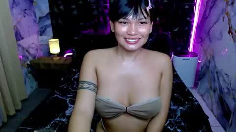 Snapshot of sinampot chatting on June 2026 02:02:01 AM hi im thalia nice to meet you please give me thumbs up 3 online show from June 2026 02:02:01 AM