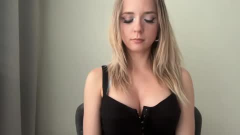 Snapshot of sisi_bunny chatting on June 2026 05:14:01 PM Sisi Bunny online show from June 2026 05:14:01 PM