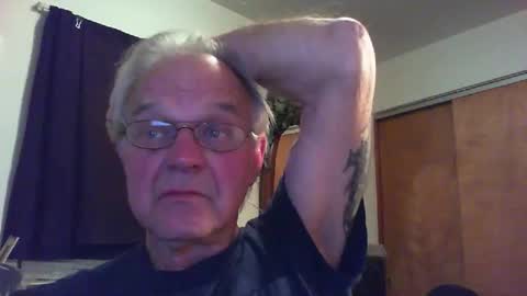 Snapshot of skeeeziks chatting on May 2026 02:06:02 AM skeeeziks online show from May 2026 02:06:02 AM