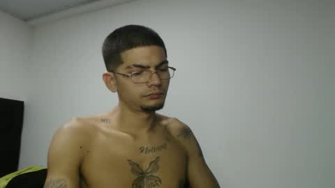 Snapshot of skinny_badboy chatting on February 2026 03:21:02 AM E R O S online show from February 2026 03:21:02 AM