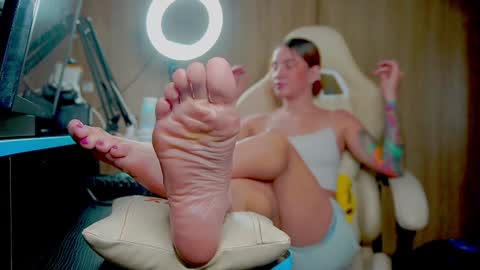 Snapshot of skinnygirl019 chatting on January 2025 02:54:01 AM GoddessSkinny online show from January 2025 02:54:01 AM