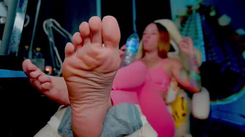 Snapshot of skinnygirl019 chatting on February 2025 04:07:02 AM GoddessSkinny online show from February 2025 04:07:02 AM