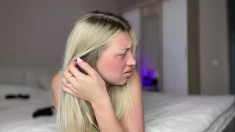 Snapshot of skyffi chatting on February 2025 06:22:02 PM GARRY AND SOPHIA online show from February 2025 06:22:02 PM