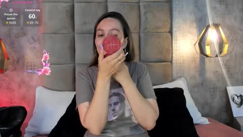 Snapshot of skyjunne chatting on February 2026 06:57:02 PM Sky June online show from February 2026 06:57:02 PM