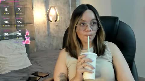 Snapshot of skyjunne chatting on February 2026 06:05:01 PM Sky June online show from February 2026 06:05:01 PM