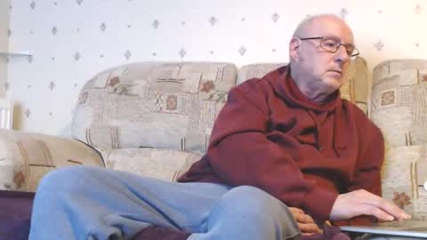 Snapshot of smallsteve562 chatting on December 2024 08:22:02 PM Steve online show from December 2024 08:22:02 PM