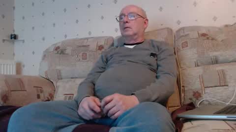 Snapshot of smallsteve562 chatting on December 2025 07:43:01 PM Steve online show from December 2025 07:43:01 PM