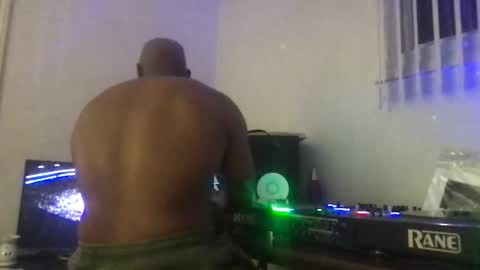 Snapshot of smellmycologne chatting on November 2025 05:17:01 AM smellmycologne online show from November 2025 05:17:01 AM