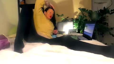 Snapshot of smile_dance_ chatting on November 2025 05:26:01 PM smile_dance_ online show from November 2025 05:26:01 PM