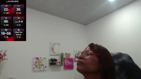 Snapshot of smilet_milf chatting on October 2025 01:07:01 PM Smileth online show from October 2025 01:07:01 PM