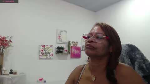 Snapshot of smilet_milf chatting on October 2025 12:36:02 PM Smileth online show from October 2025 12:36:02 PM
