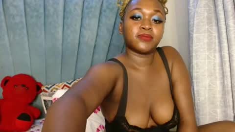 smiley_berry online show from November 2025 06:29:01 PM