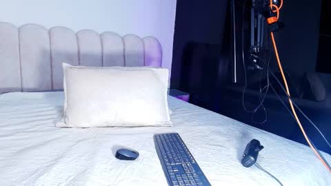 Sofia online show from December 2025 12:00:01 PM