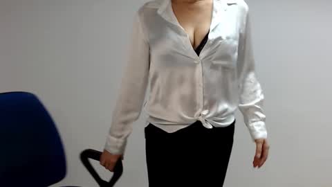 Snapshot of sofie_velvet chatting on February 2025 09:00:02 AM Sofie Velvet online show from February 2025 09:00:02 AM